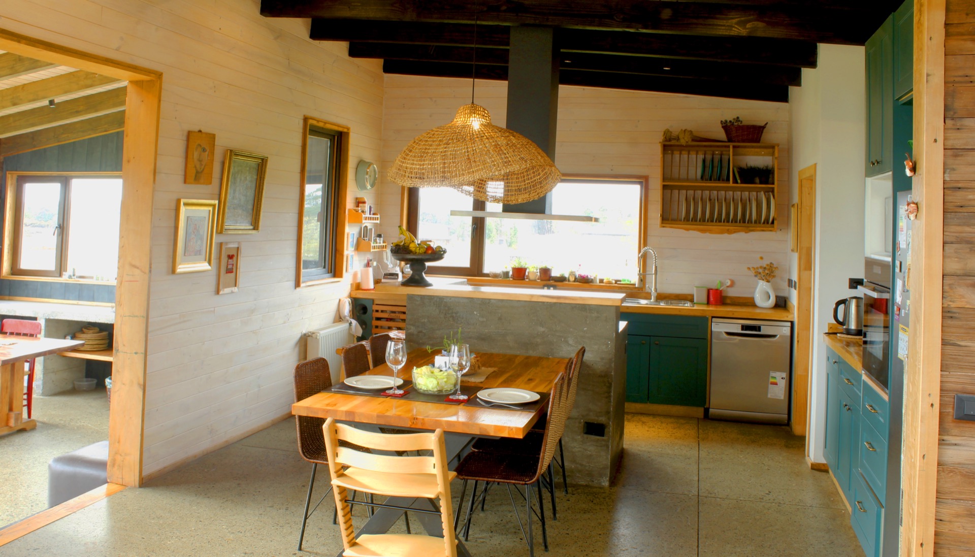 Cocina y comedor integrado de Las Bahías, con vista al lago