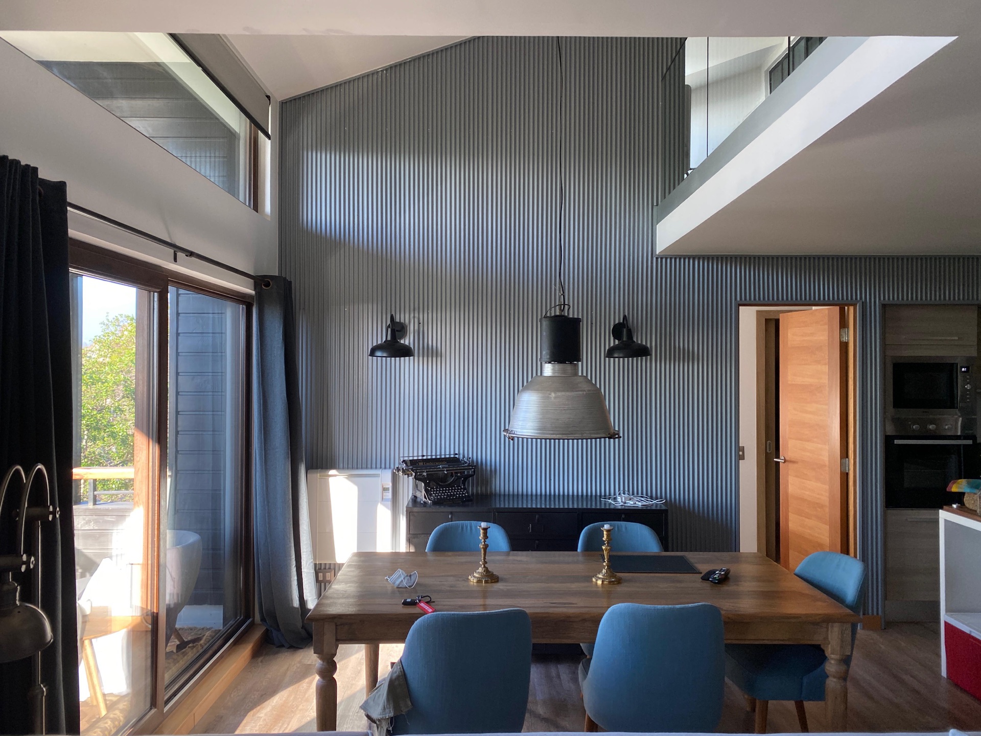 Espacio principal del proyecto Loft, con lata microacanalada y doble altura