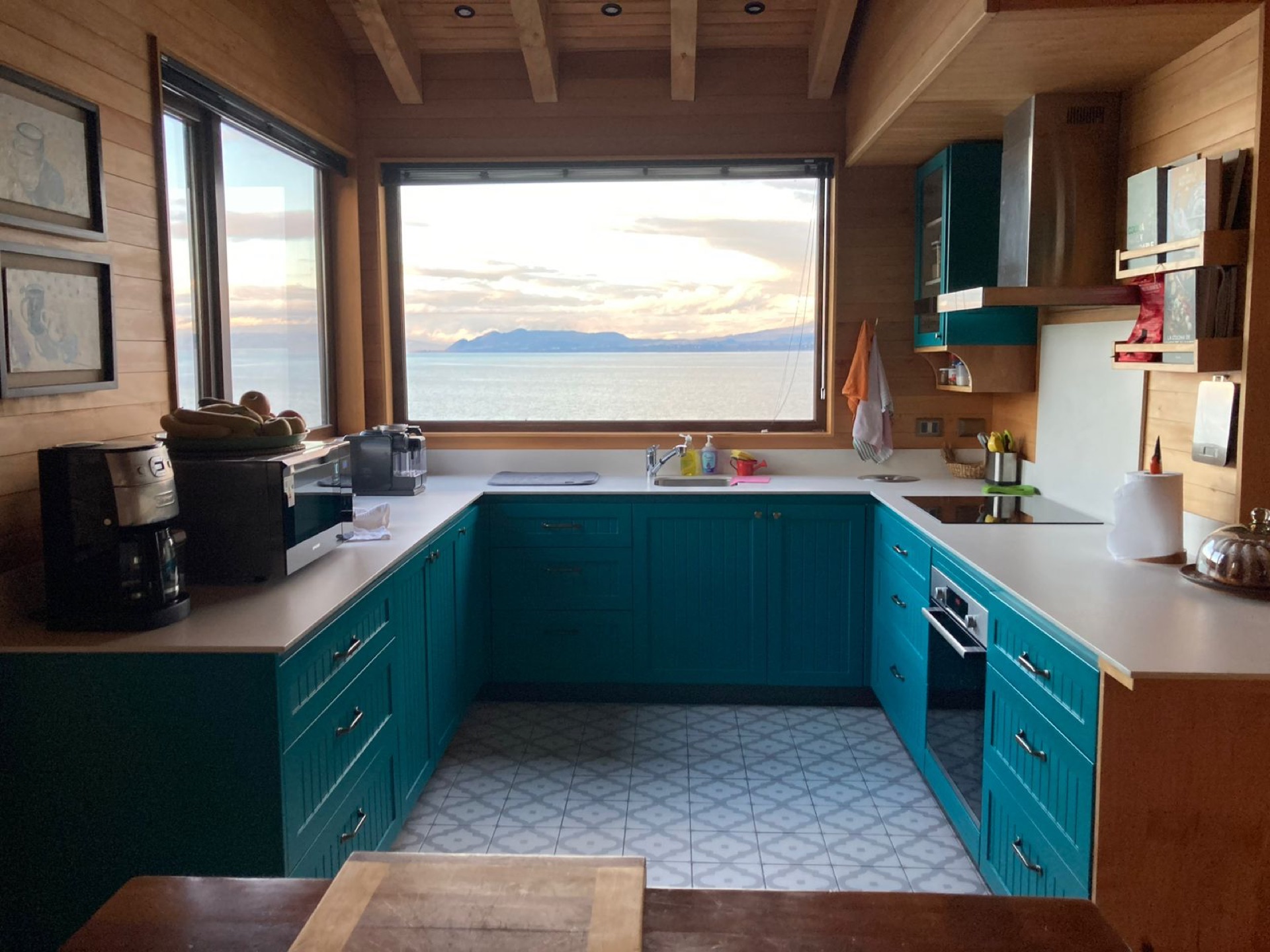 Cocina del proyecto Molino Viejo, con vista al jardín